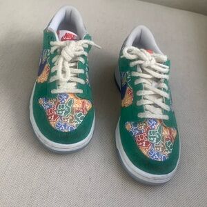 Nike dunk low “foam finger” Size 5 boys